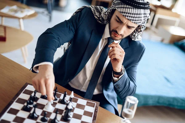 Arabische zakenman op lapton aan tafel op hotelkamer. — Stockfoto