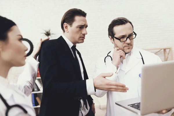 気になるビジネスマンは、医者の手にノート パソコンの画面に見えます。健康診断. — ストック写真