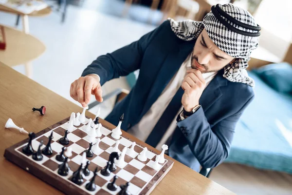 Arabische zakenman Schaken aan tafel op hotelkamer. — Stockfoto