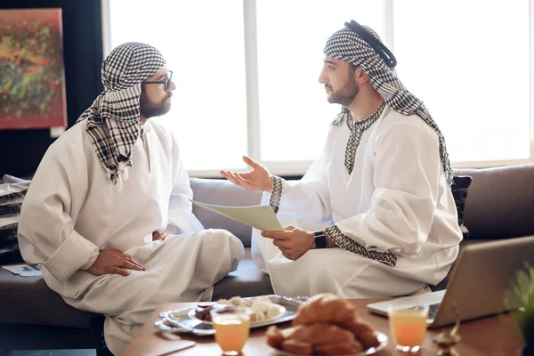 Två Arabiska Affärsmän Thawb Med Papper Bordet Hotellrum — Stockfoto