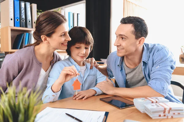 Vater, Mutter und Sohn. Sohn hält Schlüssel für neue Wohnung. — Stockfoto