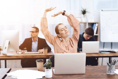 Kız kendini bilgisayara esneme.