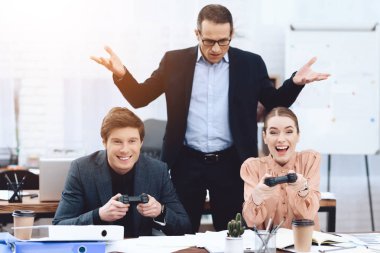 Bir adamla bir kız ile bilgisayar oyunu oynamak.