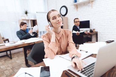 Bir kadın kulaklıklar müzik dinlemek.