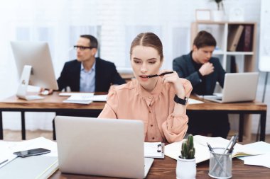 Genç kadın iş yerinde rahatlatır. O alışveriş görünüyor.