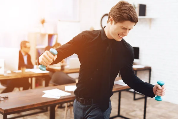 El tipo hace ejercicios de gimnasia en el trabajo . — Foto de Stock