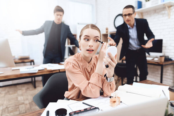 Женщина делает макияж на рабочем месте
.
