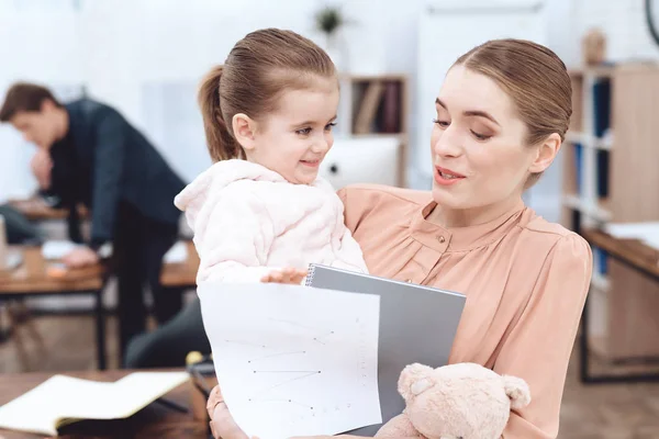 La femme avec l'enfant est venue travailler . — Photo