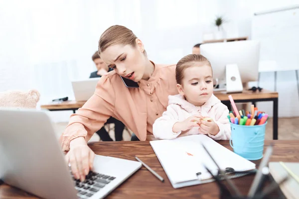 The woman with the child came to work. — Stock Photo, Image