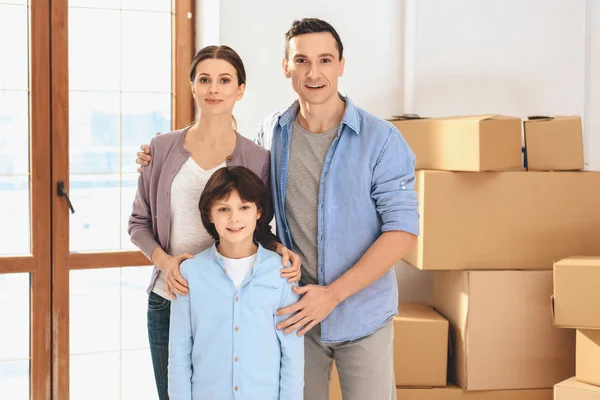 Ayah, ibu dan anak di apartemen baru dengan kotak kardus . — Stok Foto