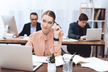 Genç kadın iş yerinde rahatlatır. O alışveriş görünüyor.