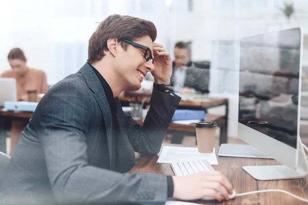 L'uomo è seduto al computer . — Foto Stock