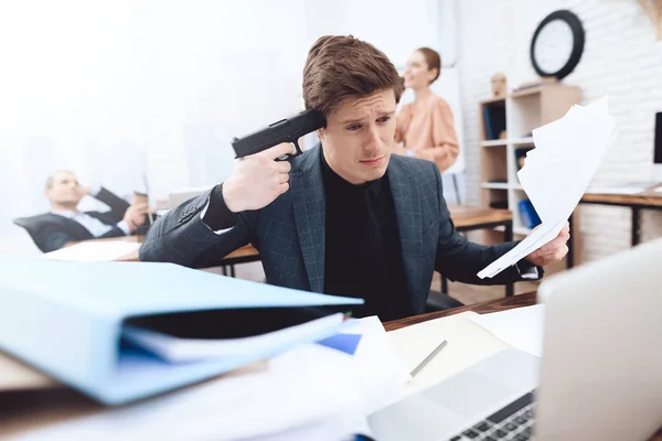 Der Typ will Selbstmord begehen. — Stockfoto