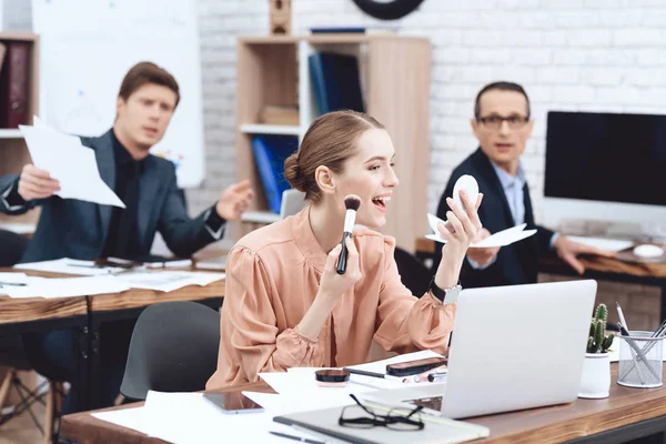 Bir kadın onun işyerinde makyaj yapıyor.