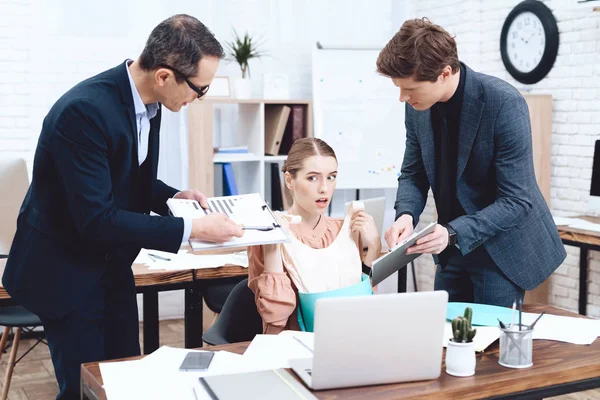 Jonge vrouw ontspant op het werk. Ze kijkt naar de aankopen. — Stockfoto