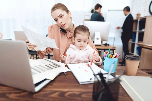 The woman with the child came to work. — Stock Photo, Image