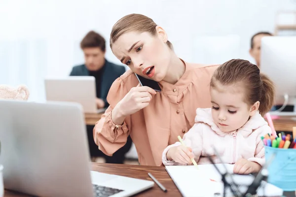 The woman with the child came to work. — Stock Photo, Image