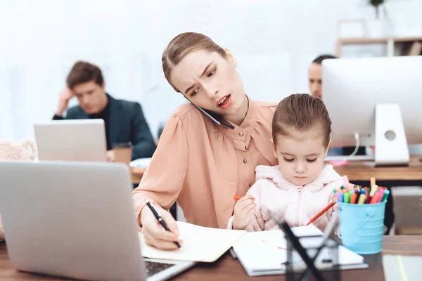 La mujer con el niño vino a trabajar . — Foto de Stock