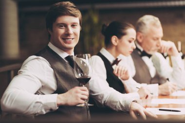 Profesyonel sommelier restoranda kırmızı şarap tadı. Sommelier şarap yaşlanma denetler.