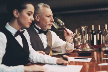 Kendine güvenen sommelier şarap restoranında tatma. Tat, renk, şarap çökeller kontrol.