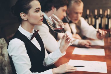 Deneyimli sommelier kadın şarap tadı restoranda araştırıyor. Şarap tadımı.