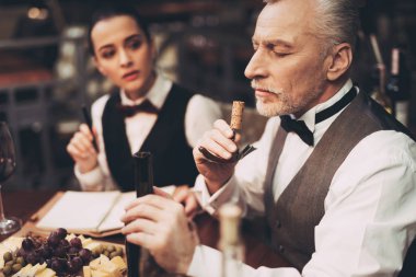 Deneyimli sommelier şarap cork tirbuşon restoranda tarih kokusu tadı.