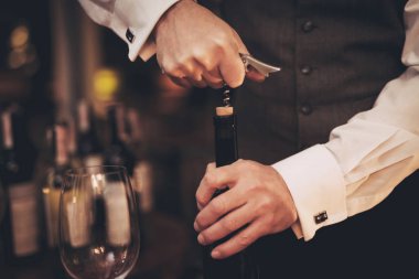 Yakın çekim. Zarif sommelier şarap restoranda uncorking şişe. Şarap tadımı.