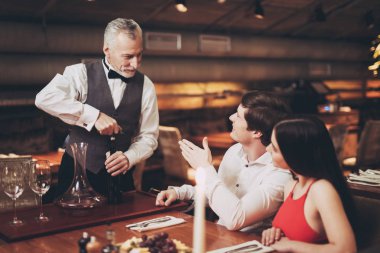 Restoranda genç bir çift. Yakışıklı erkek ve kadın tarihte Restoran.