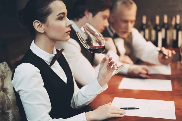 Une sommelière expérimentée explore le goût du vin au restaurant. Dégustation de vin . — Photo