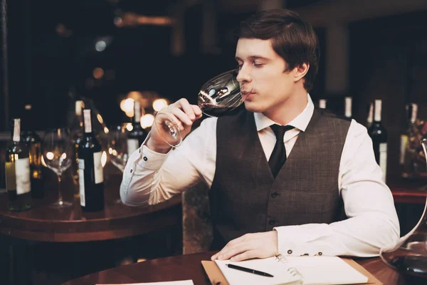 Νέοι κομψό sommelier μελέτες άρωμα του κρασιού σε ποτήρι στο εστιατόριο. Γευσιγνωσία κρασιού. — Φωτογραφία Αρχείου