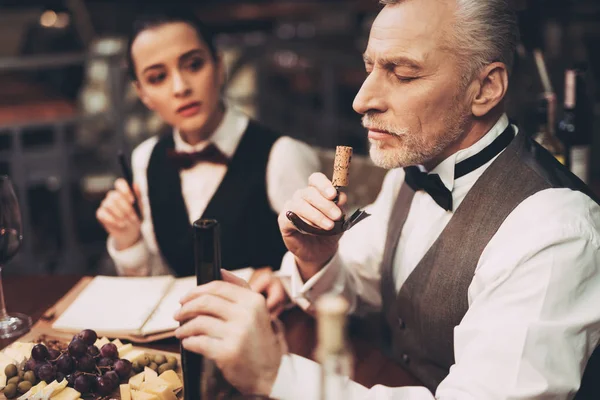 El sommelier experimentado sabe el aroma del vino del corcho al sacacorchos en el restaurante . — Foto de Stock