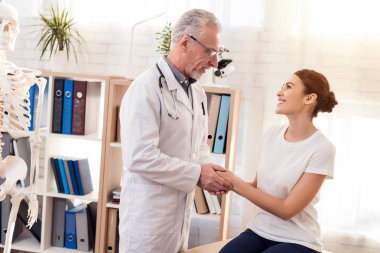 Doktor stetoskop ile ofiste bayan hasta ile. Doktor rahatlatıcı kadındır.