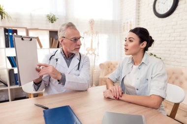 Doktor stetoskop ve erkek hasta Office ile. Doktor tanı anlatıyor.