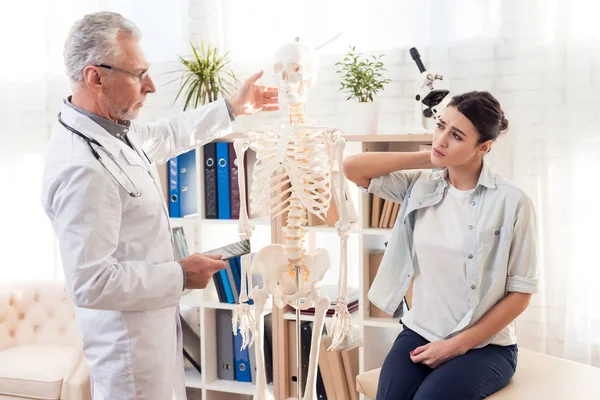 Läkare med stetoskop och kvinnlig patient i office. Patientens hals ont. — Stockfoto