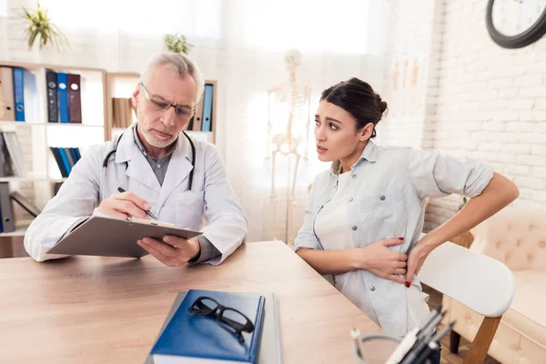Dottore con stetoscopio e paziente donna in ufficio. Il lato del paziente fa male . — Foto Stock