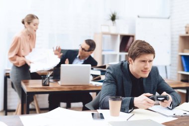 Adam bir bilgisayar oyunu oynamak.