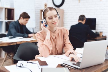 Bir kadın kulaklıklar müzik dinlemek.