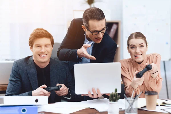 Bir adamla bir kız ile bilgisayar oyunu oynamak.