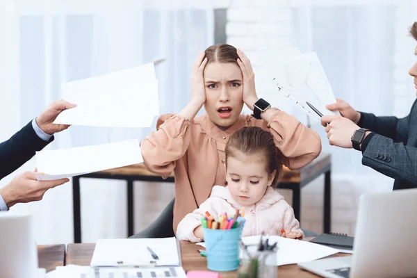 Os homens têm uma queixa sobre uma mulher que veio com sua filha para o trabalho . — Fotografia de Stock