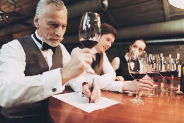 Kendine güvenen sommelier şarap restoranında tatma. Notlar tatma uzmanı yapar.
