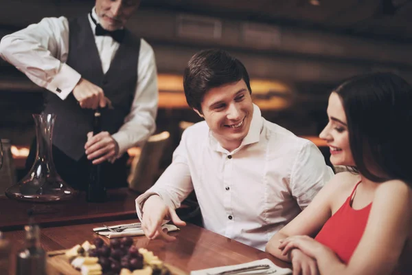 Pareja joven en el restaurante. Hombre y mujer guapos en la cita en el restaurante . — Foto de Stock