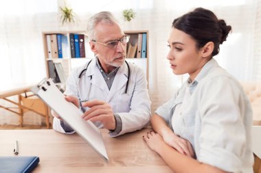 Doktor stetoskop ve erkek hasta Office ile. Doktor tanı anlatıyor.