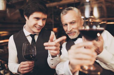 İki adam sommelier şarap restoranında tatma. Elit içki tadımı.