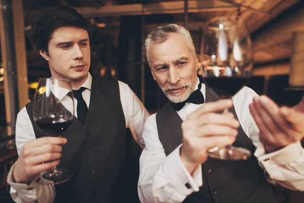 Δύο άνδρες sommelier γευσιγνωσία κρασιού στο εστιατόριο. Γευστική δοκιμή των ελίτ ποτά. — Φωτογραφία Αρχείου