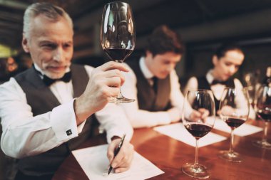 Kendine güvenen sommelier şarap restoranında tatma. Notlar tatma uzmanı yapar.