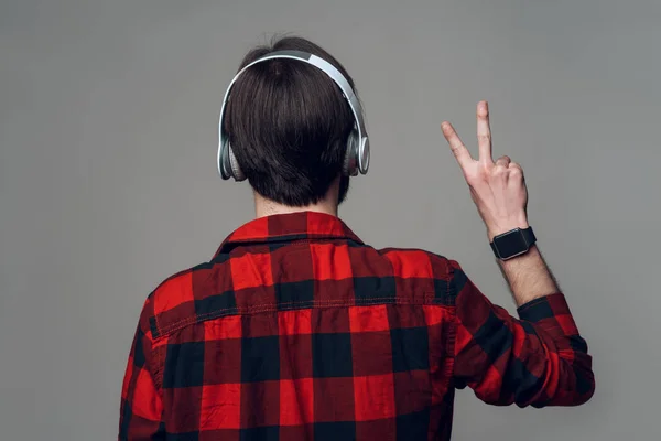 Achteraanzicht. Man, luisteren naar muziek met koptelefoon — Stockfoto