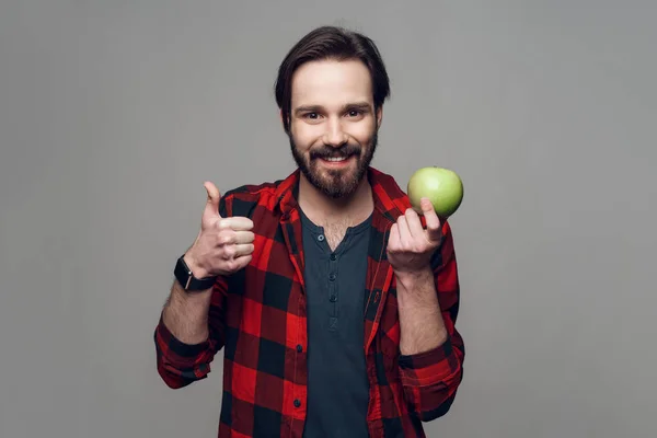 快乐的胡须男子抱着苹果, 看着相机 — 图库照片