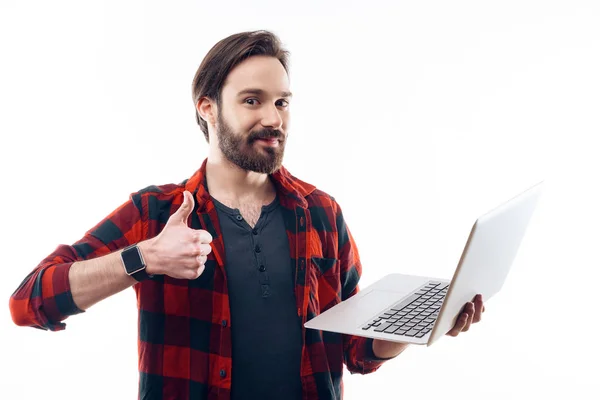 Gelukkige Guy licht Holding Laptop en Shows Thumbs Up — Stockfoto