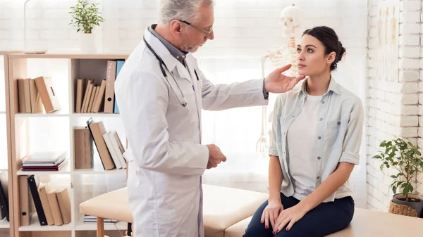 Docteur avec stéthoscope et patiente au bureau. Docteur examine une femme. . — Photo