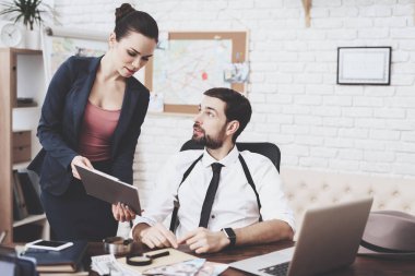 Özel dedektiflik bürosu. Erkek ve kadın ofiste tablet arıyoruz.